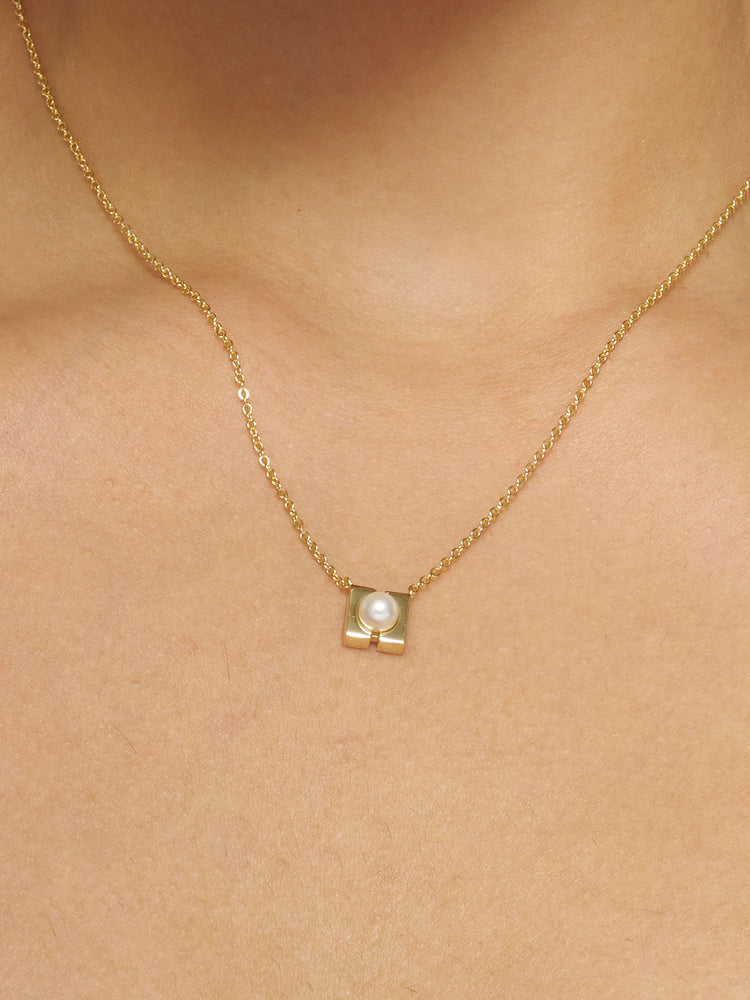 Modern Muse Pearl Necklace