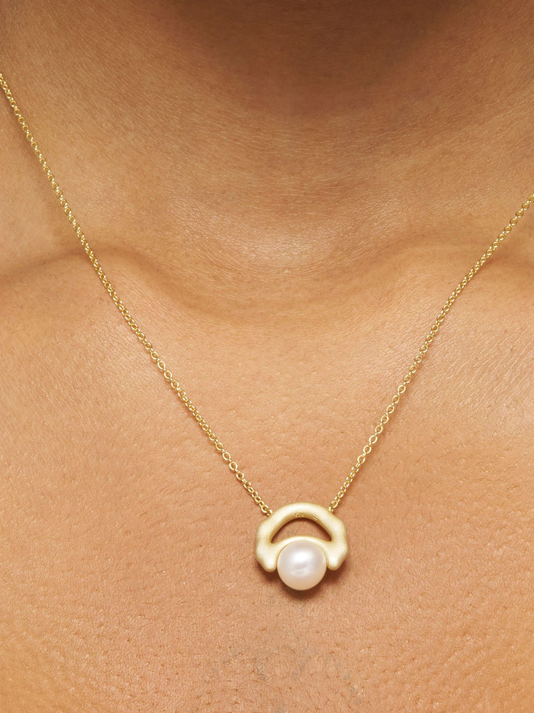 Horizon Pearl Necklace